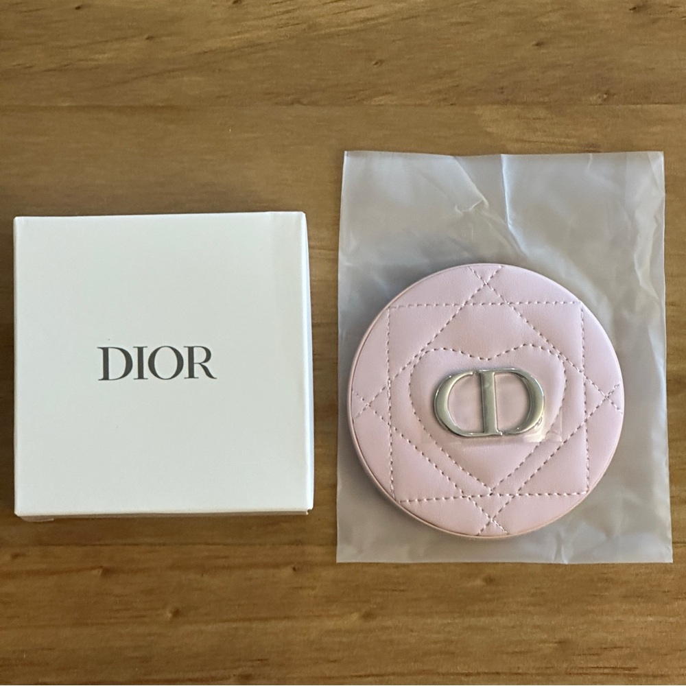 DIOR BEAUTY COMPACT MIRROR
LIGHT PINK, QUILTTED PATTERN, New in box